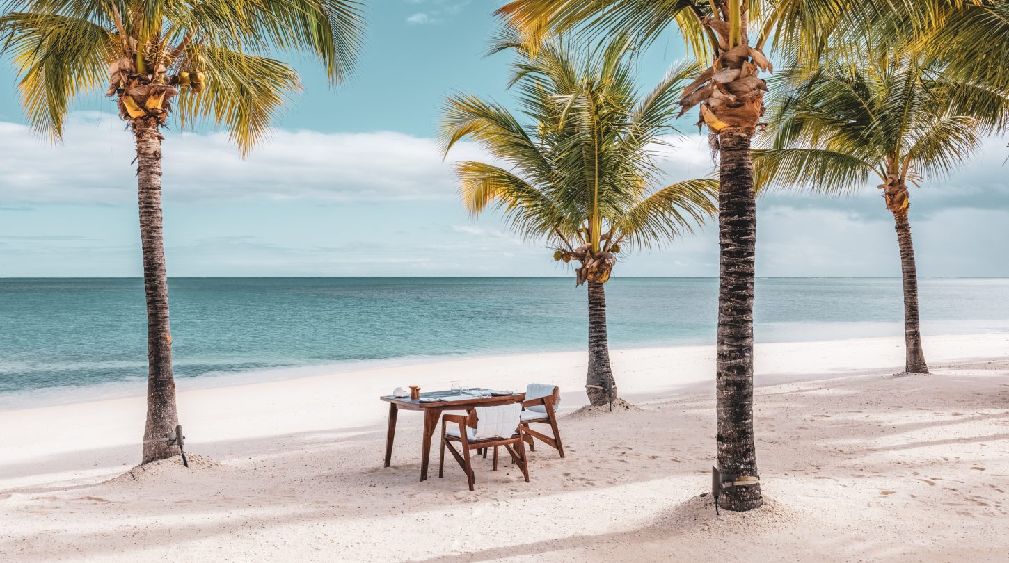 Miavana-Dining-Breakfast-on-Beach-2500px-007